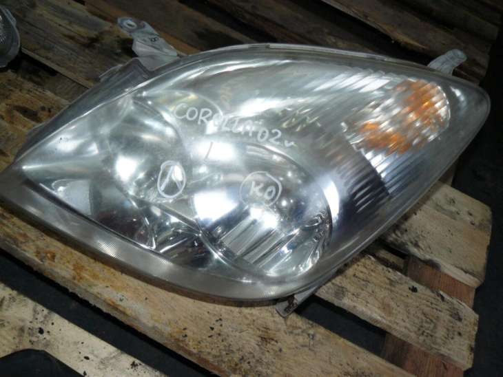 Toyota Corolla Verso 2002r 1.8b Lampa Lewy Przód