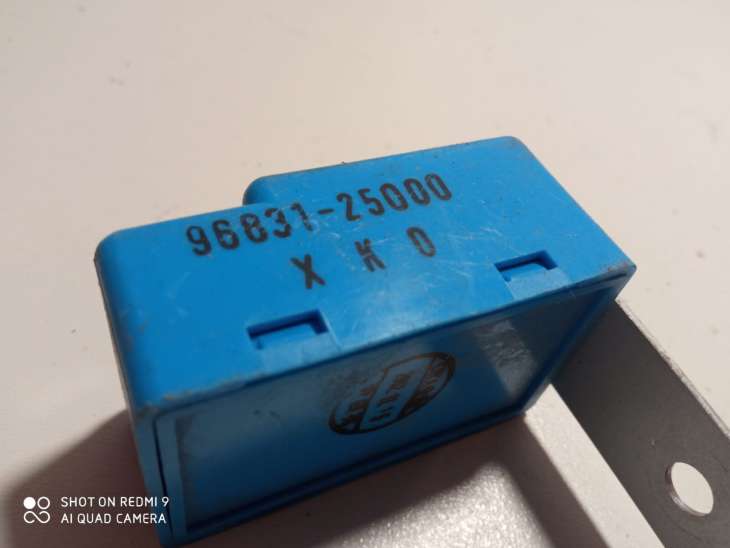 Hyundai Accent II Moduł Przekaźnik Klaksonu 96831-25000 - Image 3
