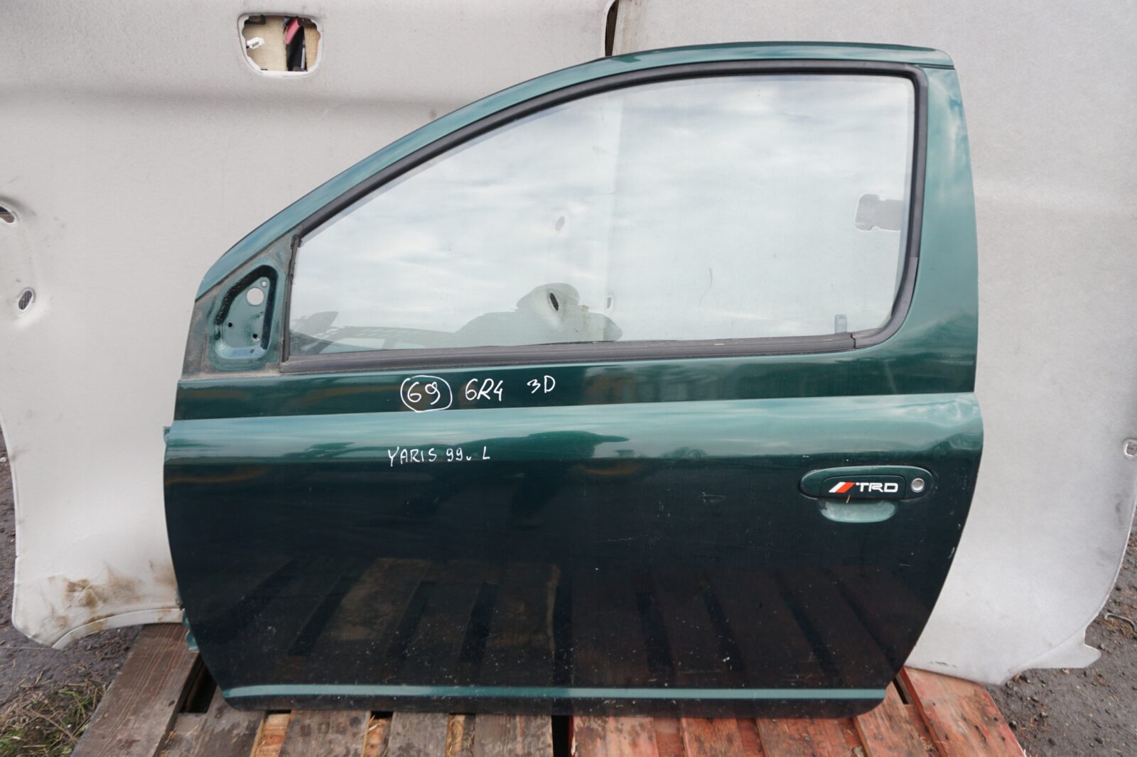 Toyota Yaris I 1999 2003 3drzwi Lewe Przednie 6r4 wersja japońska