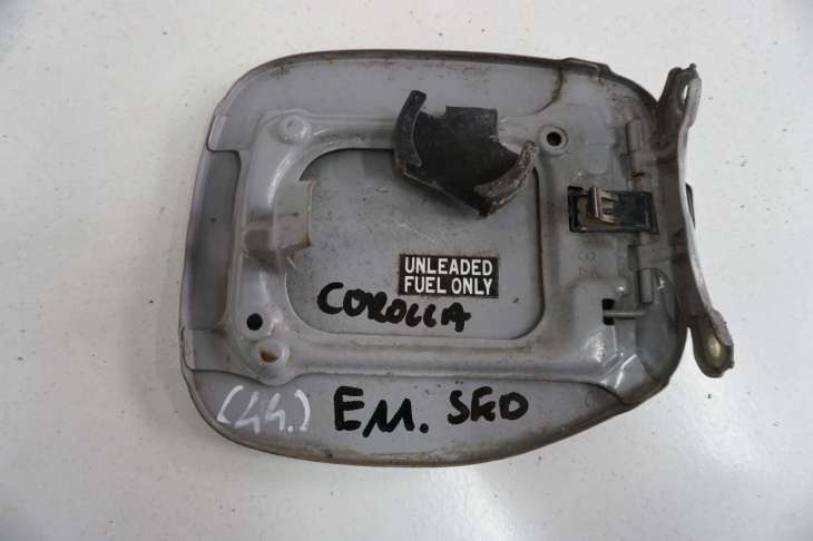 Toyota Corolla E11 Klapka Wlewa Paliwa - Image 3
