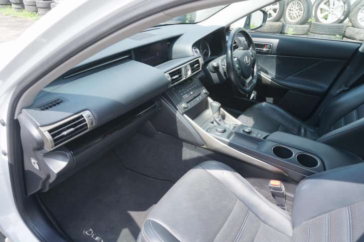 LEXUS IS300H III - obrazek 5