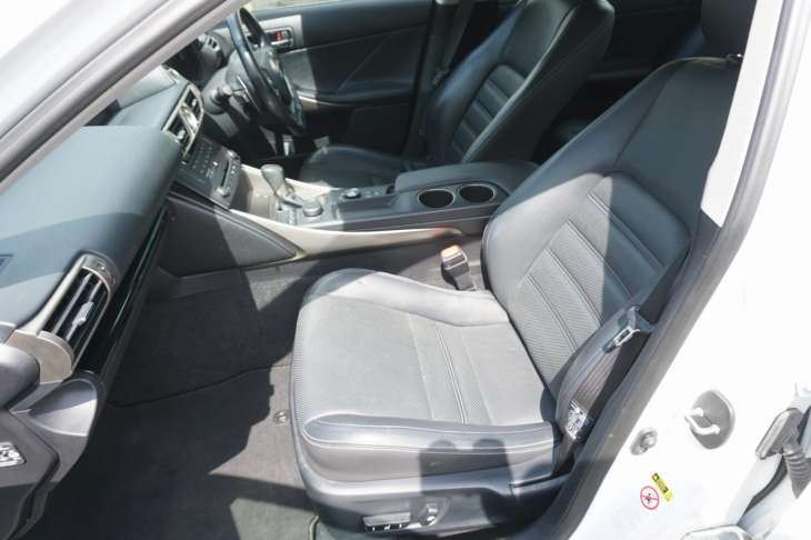 LEXUS IS300H III - obrazek 6