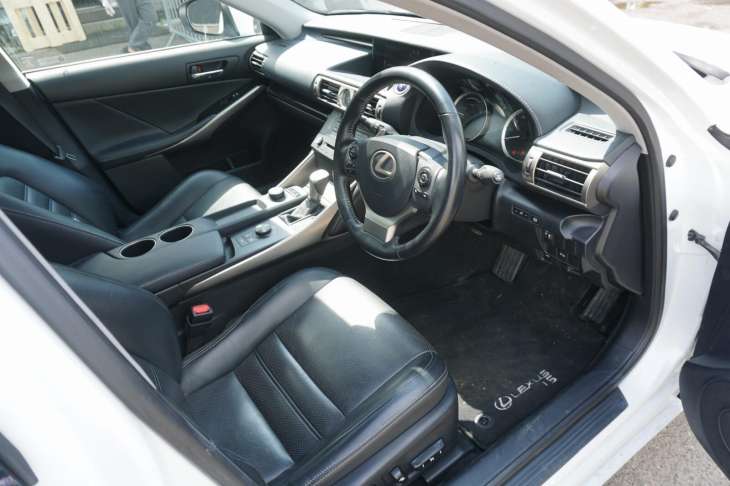 LEXUS IS300H III - obrazek 7