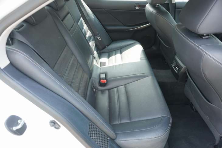 LEXUS IS300H III - obrazek 8