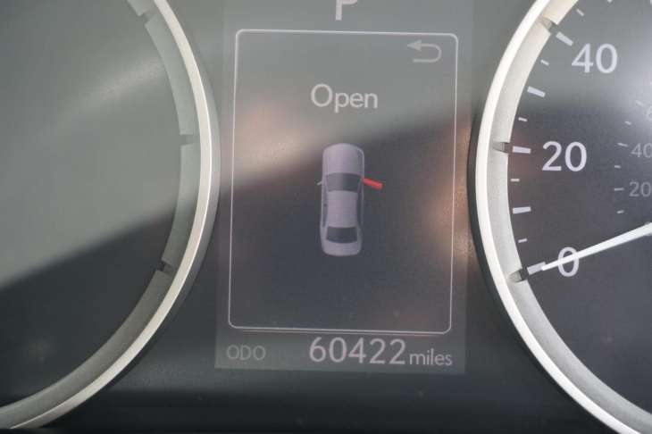 LEXUS IS300H III - obrazek 10
