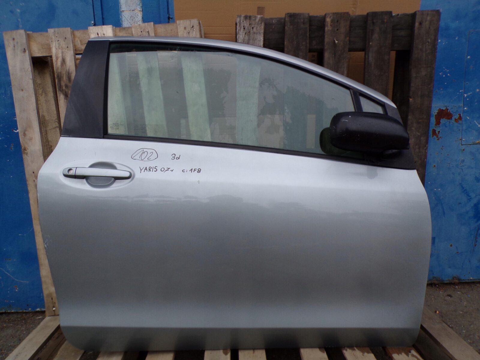 TOYOTA YARIS II Drzwi Prawe 1F8 Szyba 3 drzwi 670010D180
