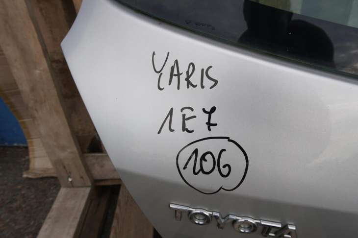 Toyota Yaris II Klapa Bagażnika Szyba 1f8 Mechanizm - Image 2