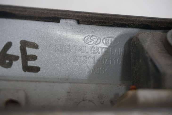 Kia Sportage II Blenda Klapy Bagażnika 87311-07110 - Image 9