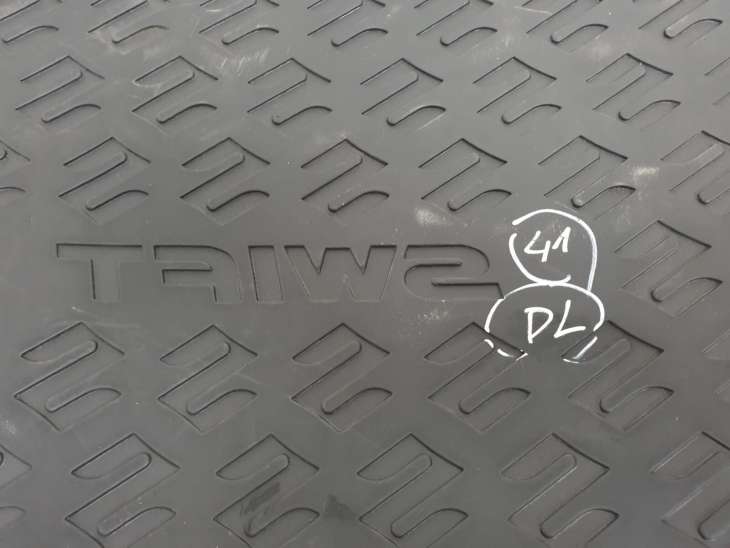 Suzuki Swift Mk7 Mata Podłoga Dywan Wykładzina Bagażnika - obrazek 4