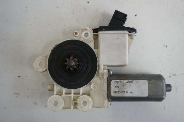 Toyota Corolla Silniczek Szyby 69820-02130 - Image 2