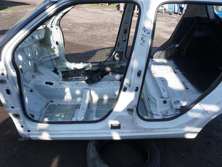 Suzuki Swift IV Mk7 Próg Lewy Słupek 26u