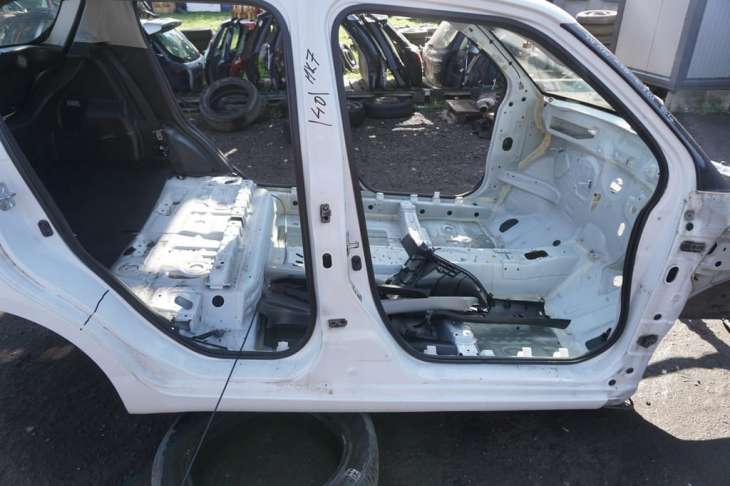 Suzuki Swift IV Mk7 Próg Prawy Słupek 26u