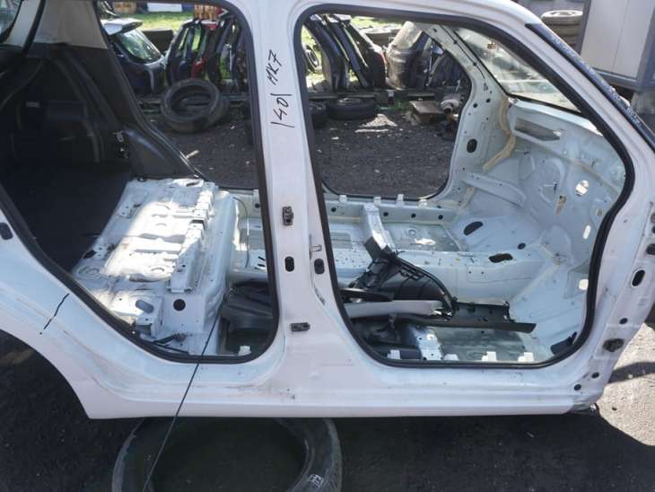 Suzuki Swift IV Mk7 Próg Prawy Słupek 26u