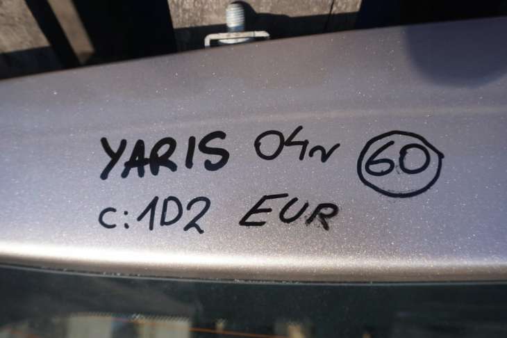 Toyota Yaris I Klapa Bagażnika 1d2 Szyba - Image 2