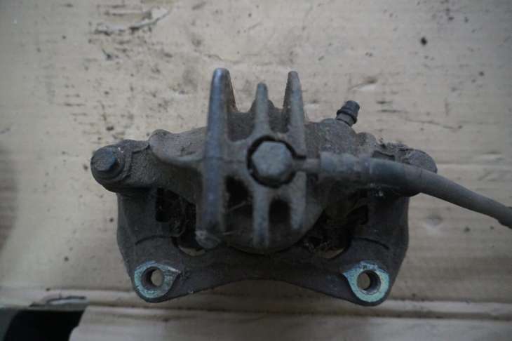 Mitsubishi Carisma 1997r 1.8b Zacisk Hamulcowy Przedni Prawy - Image 5