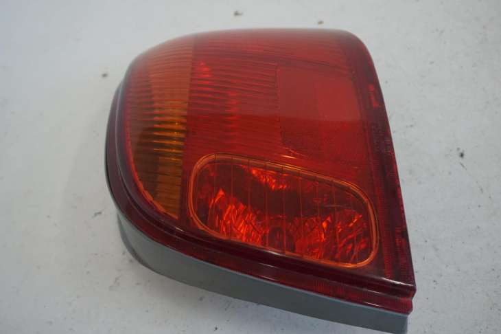 Toyota Yaris I Lift 03-06 Lampa Prawy Tył Angielska - Image 2