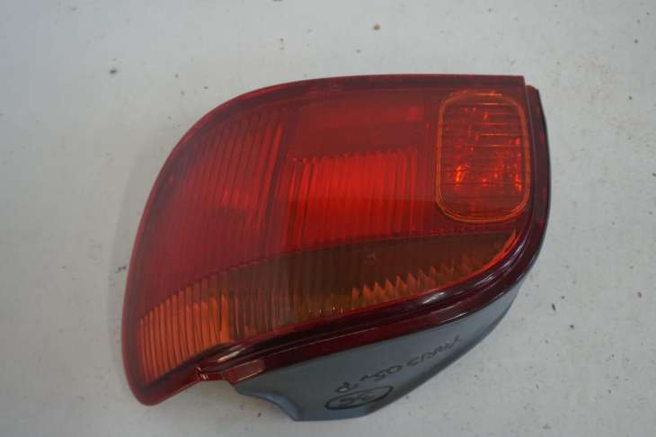 Toyota Yaris I Lift 03-06 Lampa Prawy Tył Angielska - Image 3