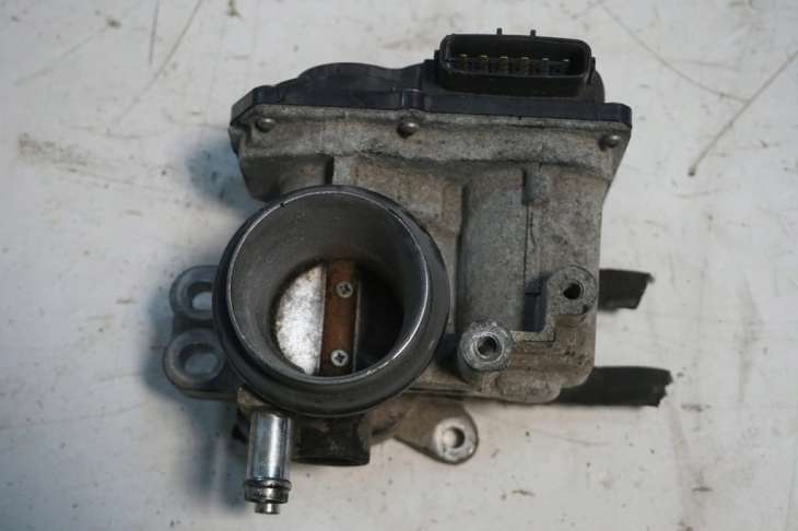 Toyota Yaris II Przepustnica 22030-47010 1.3 Benzyna 2007rok
