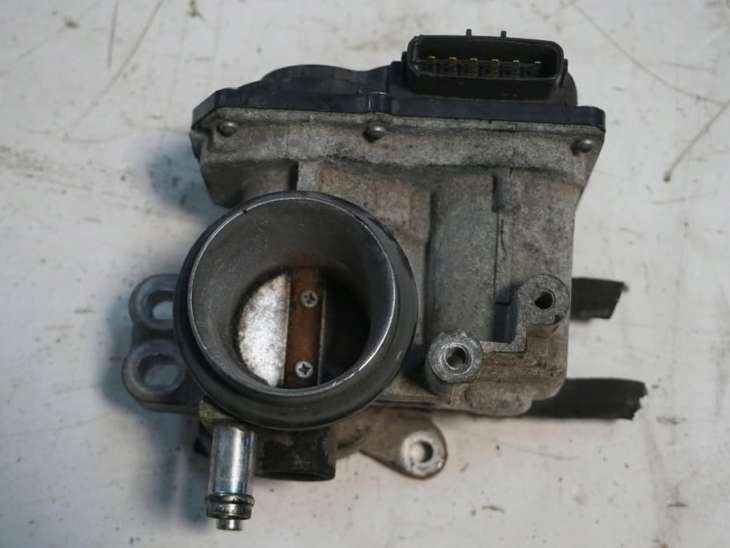 Toyota Yaris II Przepustnica 22030-23010 1.3 Benzyna 2007rok