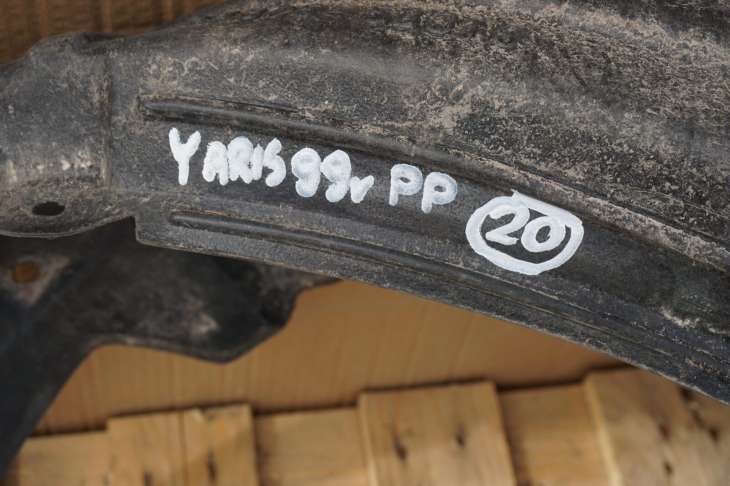 Toyota Yaris I Nadkole Prawe Przednie 58875-52010 - Image 2