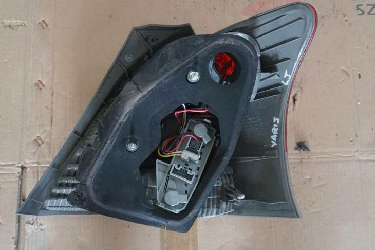 Toyota Yaris II Lift Lampa Tylna Lewa 2009rok Uk - Image 6