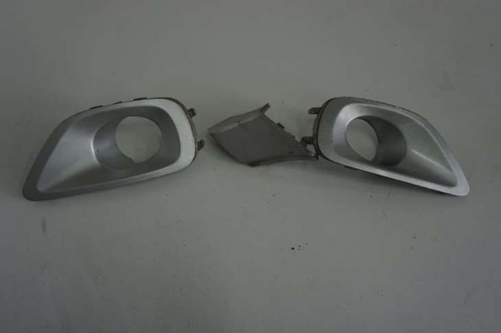 Subaru Legacy IV Zaślepki Zderzaka 57731ag410 57731ag440 57731ag400