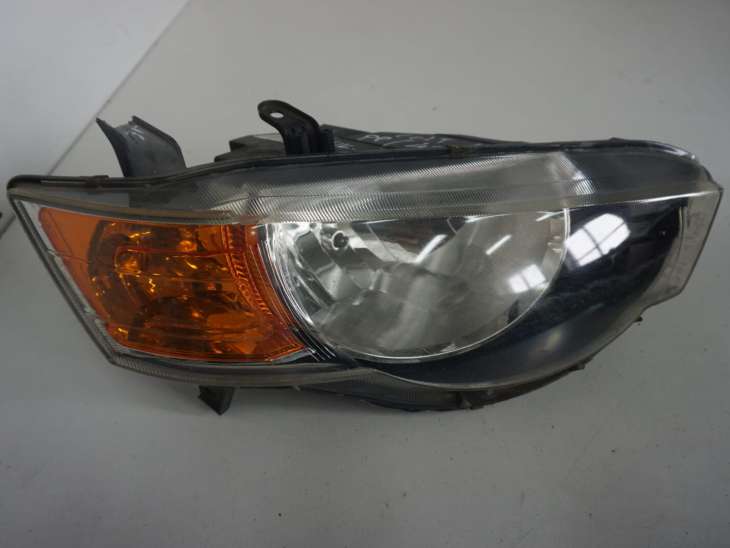 Mitsubishi Colt VI Lift Lampa Przednia Prawa 8301b182