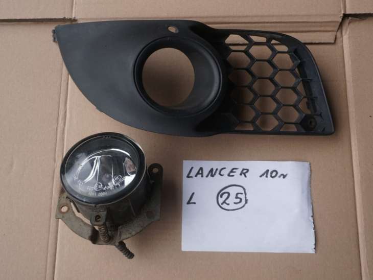 Mitsubishi Lancer VIII LEWY HALOGEN 8321A198 KRATKA RAMKA 8321A123