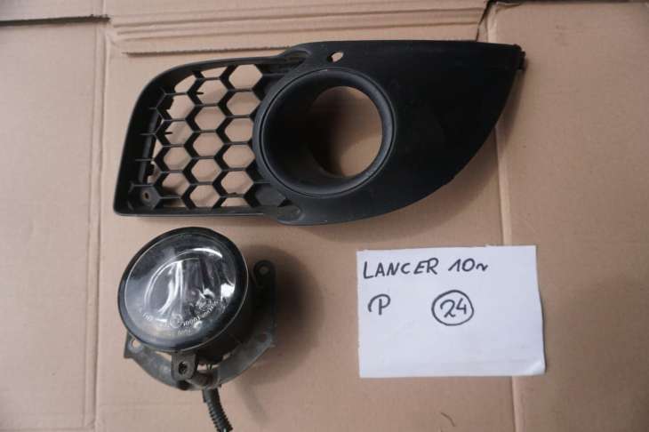 Mitsubishi Lancer VIII PRAWY HALOGEN 8321A198 KRATKA RAMKA 8321A124