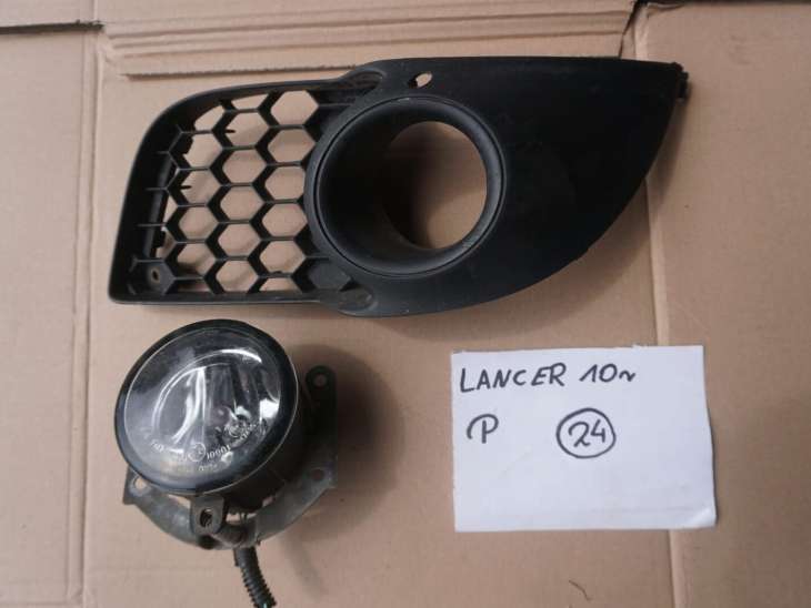 Mitsubishi Lancer VIII PRAWY HALOGEN 8321A198 KRATKA RAMKA 8321A124
