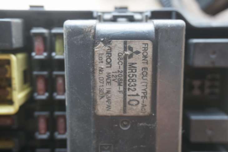 MITSUBISHI PAJERO III PUSZKA BEZPIECZNIKÓW MR583210 - Image 3