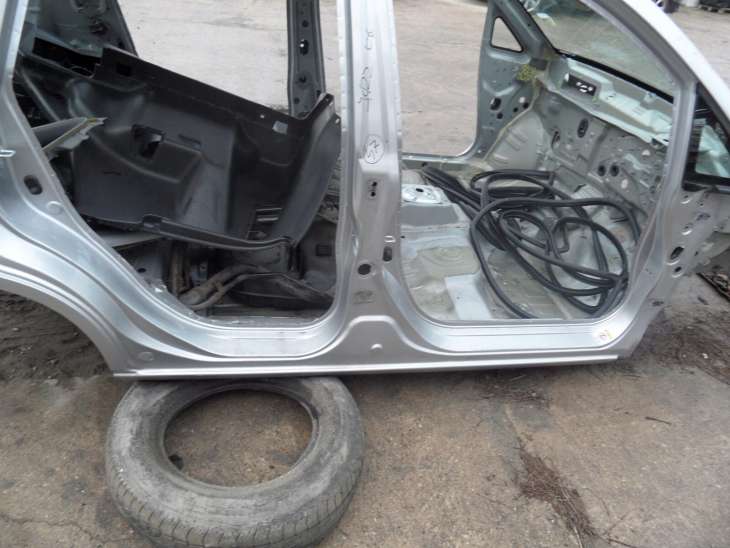 Honda Jazz I 2006r Próg Prawy Słupek Ćwiartka