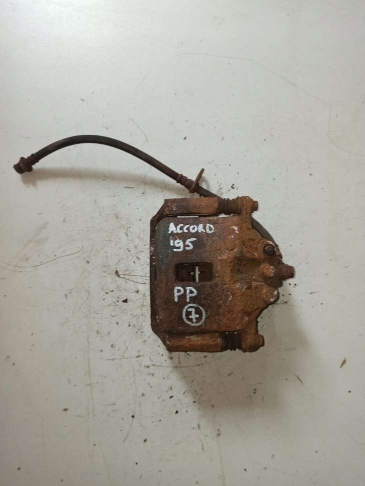 Honda Accord V - Zacisk Hamulcowy Prawy Przedni