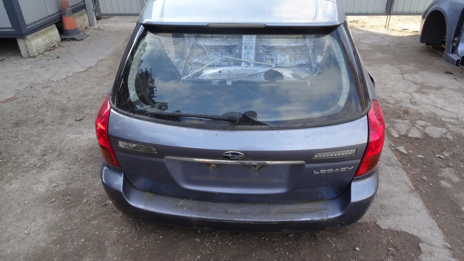 Subaru Legacy IV Tył Klapa Bagażnika Błotnik 38j