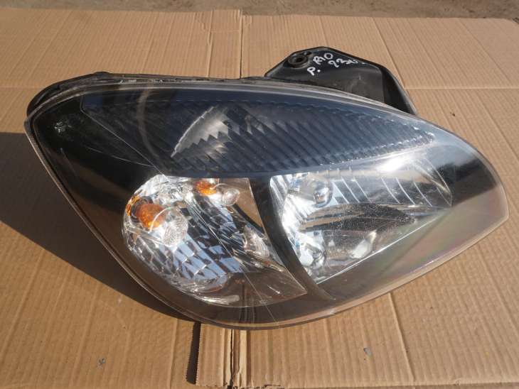 KIA RIO 2010R PRAWA PRZEDNIA LAMPA 921021G650