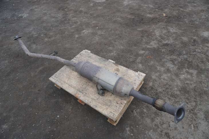 TOYOTA VERSO 2010-2015r DIESEL TLUMIK RURA SRODKOWY 174100R190