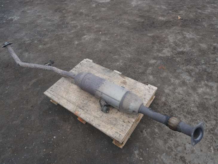TOYOTA VERSO 2010-2015r DIESEL TLUMIK RURA SRODKOWY 174100R190
