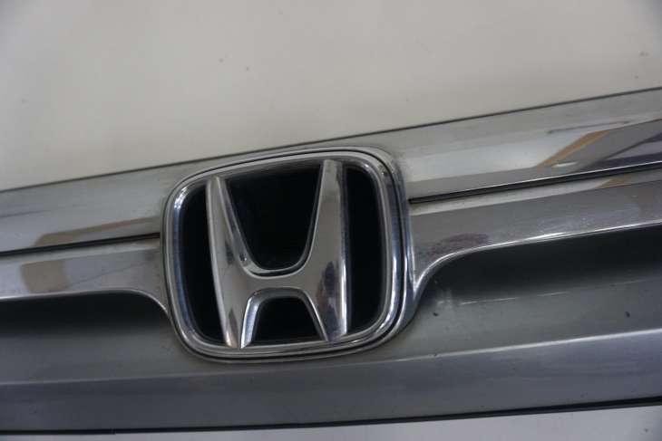 HONDA CR-V III ATRAPA GRILL LOGO 71121-SWW-G0 - obrazek 3