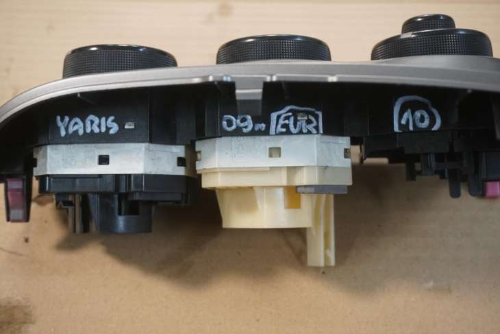 TOYOTA YARIS II PANEL STEROWANIA 55406-0D190 - Image 3