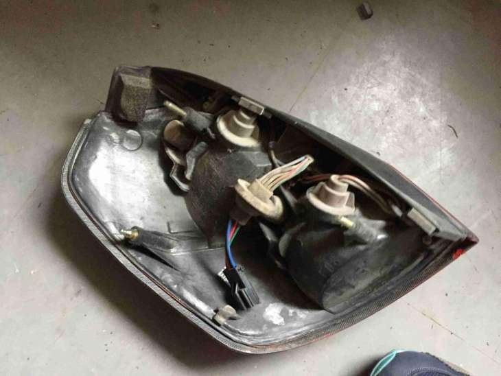 Subaru Legacy Outback 2000r Lampa Tylna Prawa - Image 2