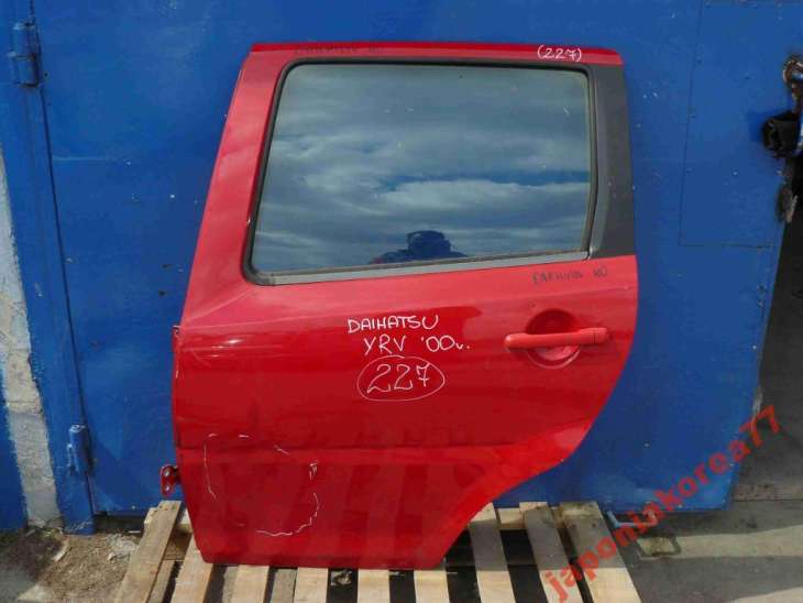Daihatsu YRV Drzwi Lewe Tylne CZERWONE 200rok