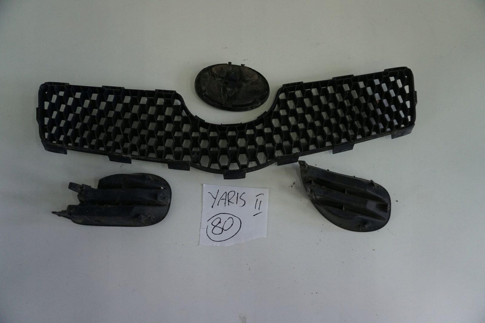 Toyota Yaris II 2007r Atrapa Grill Zderzak Znaczek - obrazek 2