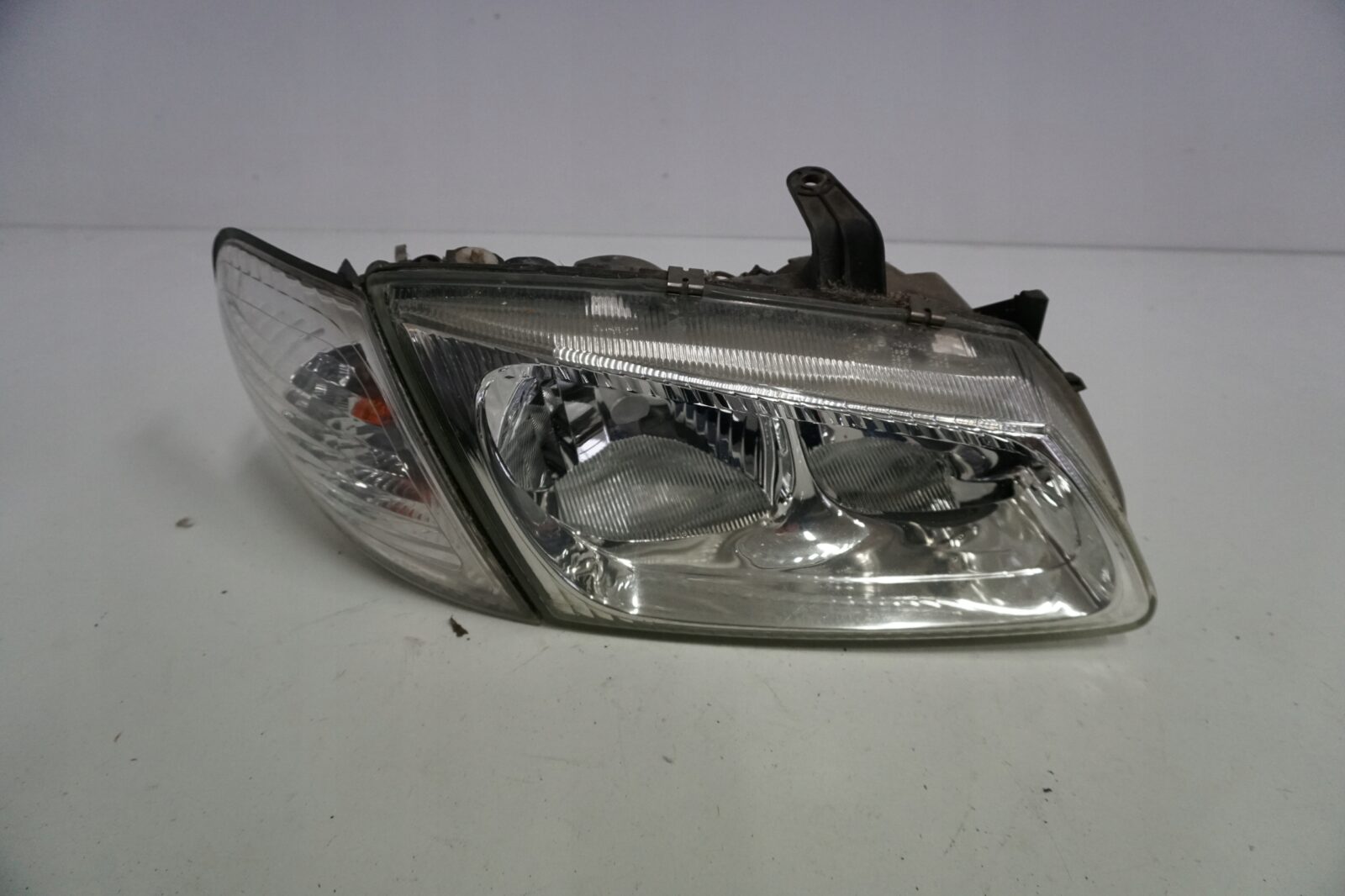 Nissan Almera N16 Lampa Prawa Przednia Europa 84