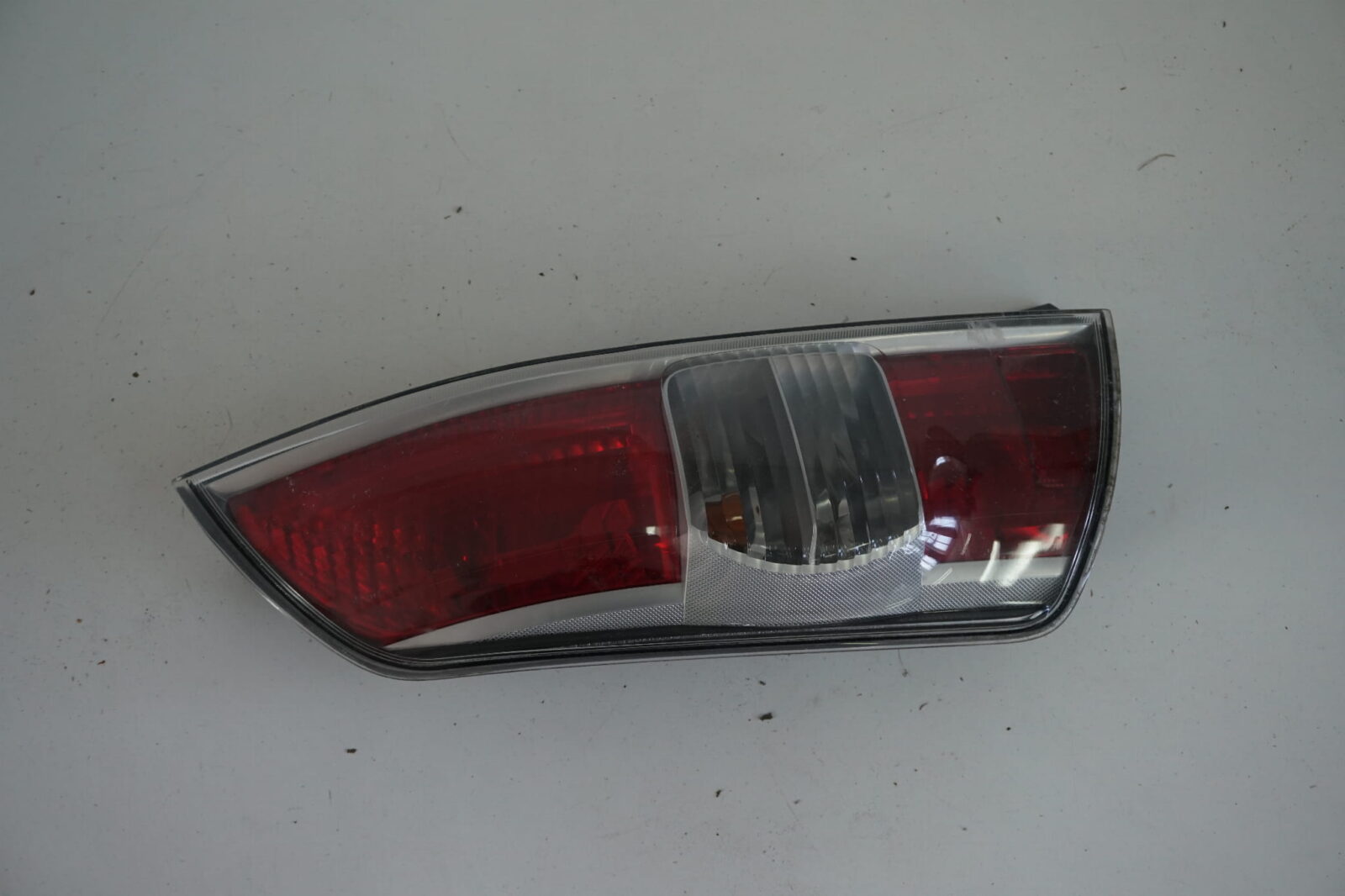 Subaru Justy IV Daihatsu Sirion Lampa Lewa Tylna 220-51765
