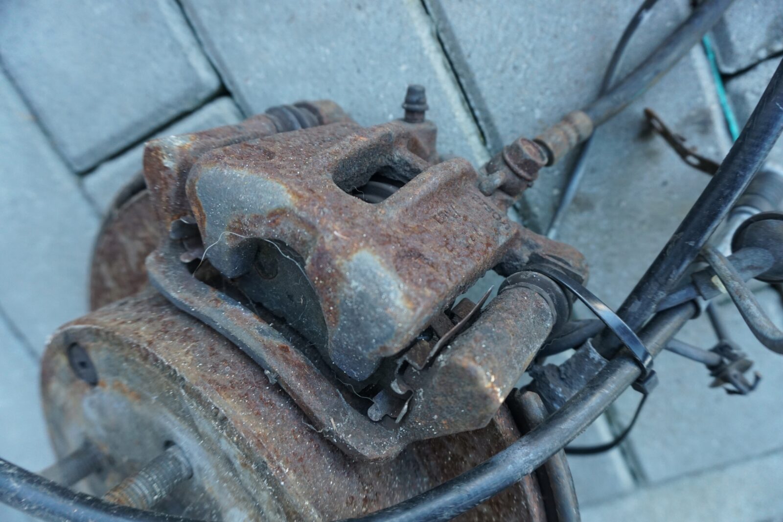 Toyota Corolla E12 Zacisk Hamulcowy Prawa Tylna N7