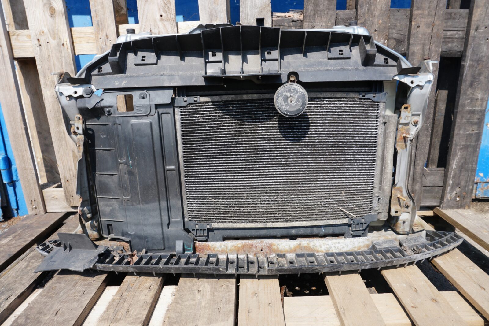 TOYOTA YARIS II CHLODNICA WODY KLIMATYZACJI WENTYLATOR PAS PRZEDNI 1.3B n71