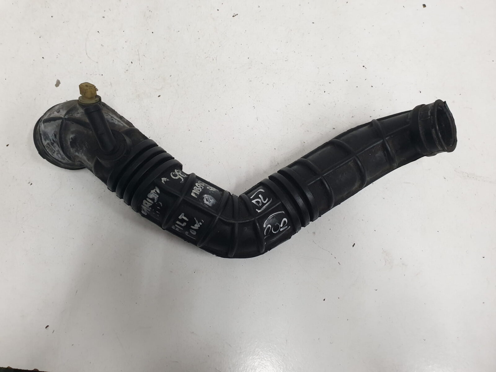 Mitsubishi Carisma 1999r 1,9 Td Rura Przewód Dolot Powietrza Mb957388