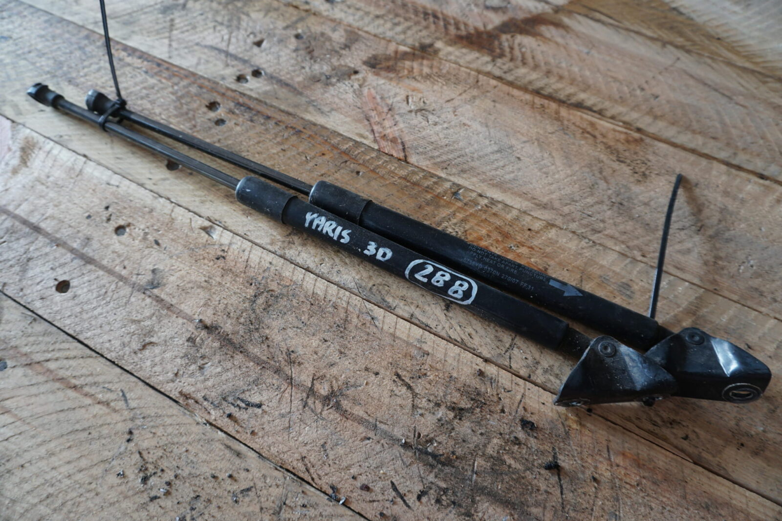 Toyota Yaris II Siłowniki Klapy Bagażnika 68960-0d010 68950-0d020