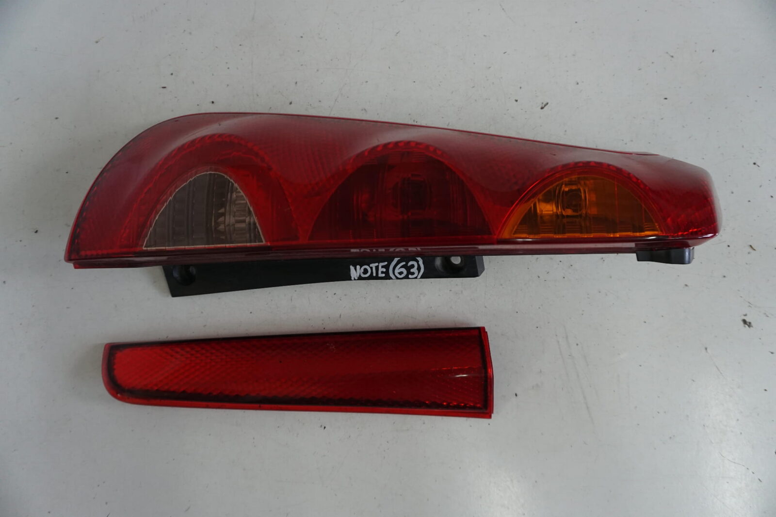 Nissan Note E11 Lampa Tylna Lewa 220-16752 Numer 63