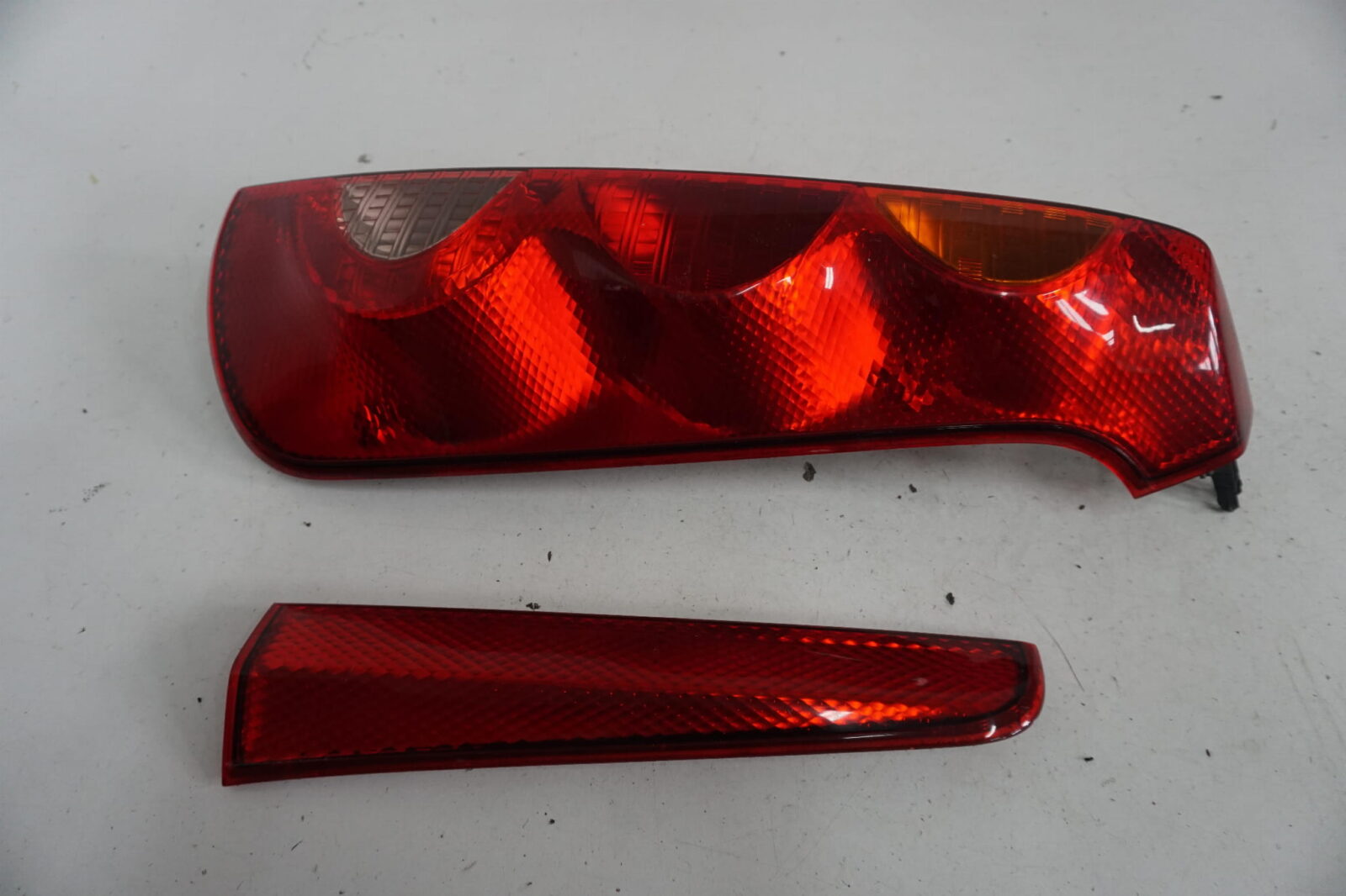 Nissan Note E11 Lampa Tylna Prawa Nr.111